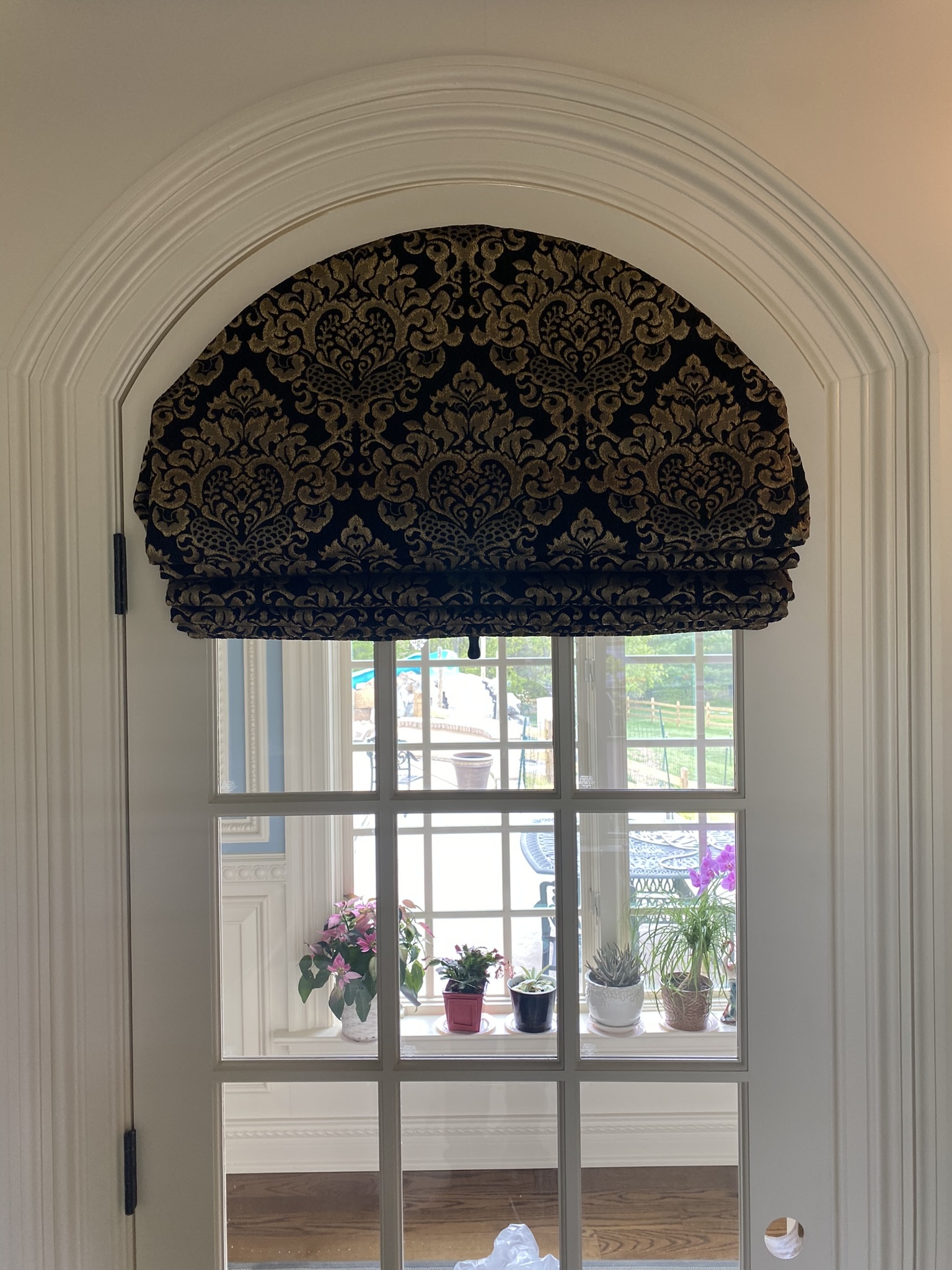 Specialty arch roman shade